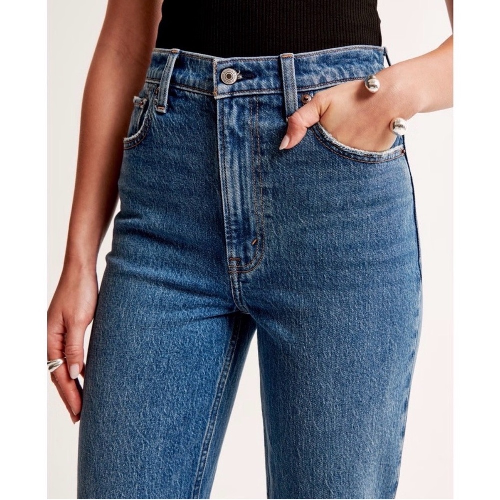 Abercrombie & Fitch Ultra High Rise 90s Straight Jean in Medium Indigo Blue